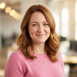 Emily Watson, responsable del Departamento de Atención al Cliente en Norte Fondazgo